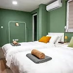 Modern House Near With Terrace & Free Parking