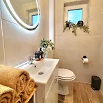شقة Modern House Near With Terrace & Free Parking *