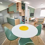 Apartament Modern House Near With Terrace & Free Parking