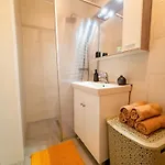 شقة Modern House Near With Terrace & Free Parking *