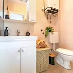Modern House Near With Terrace & Free Parking شقة *