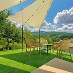 Modern House Near With Terrace & Free Parking شقة
