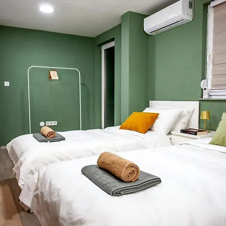 Modern House Near With Terrace & Free Parking