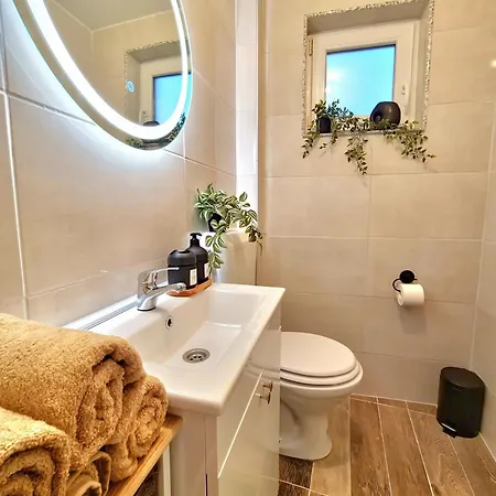 아파트 Modern House Near With Terrace & Free Parking *